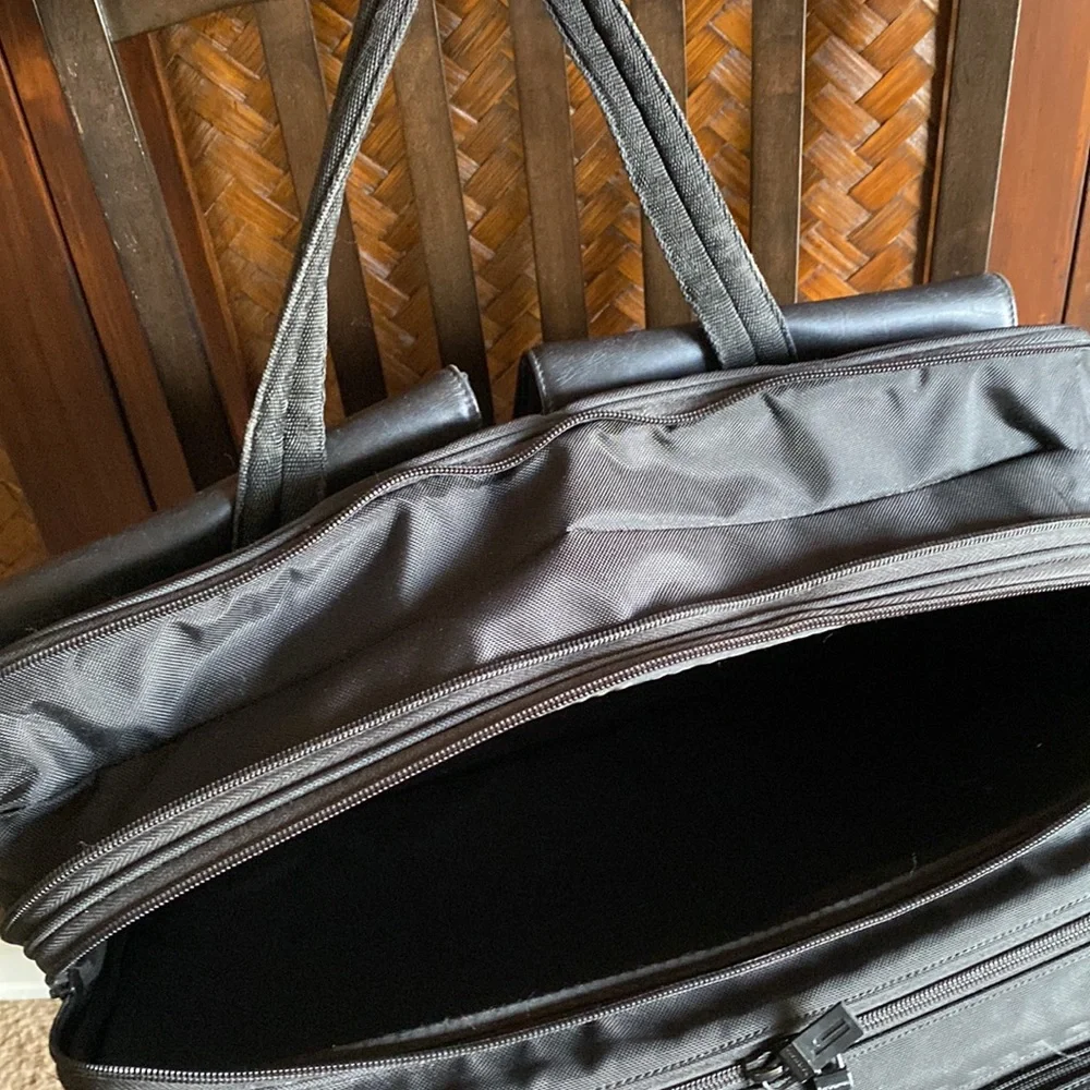 HARTMANN - “The Moderns”nylon/leather travel briefcase